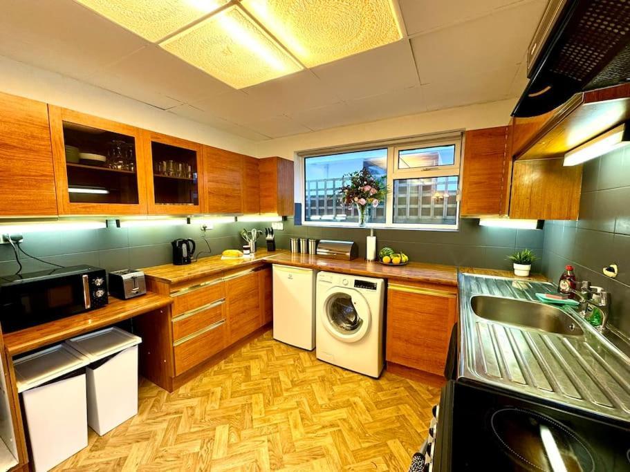 Spectacular Seaview - House - 2br - Sleeps 6 * Bornemouth